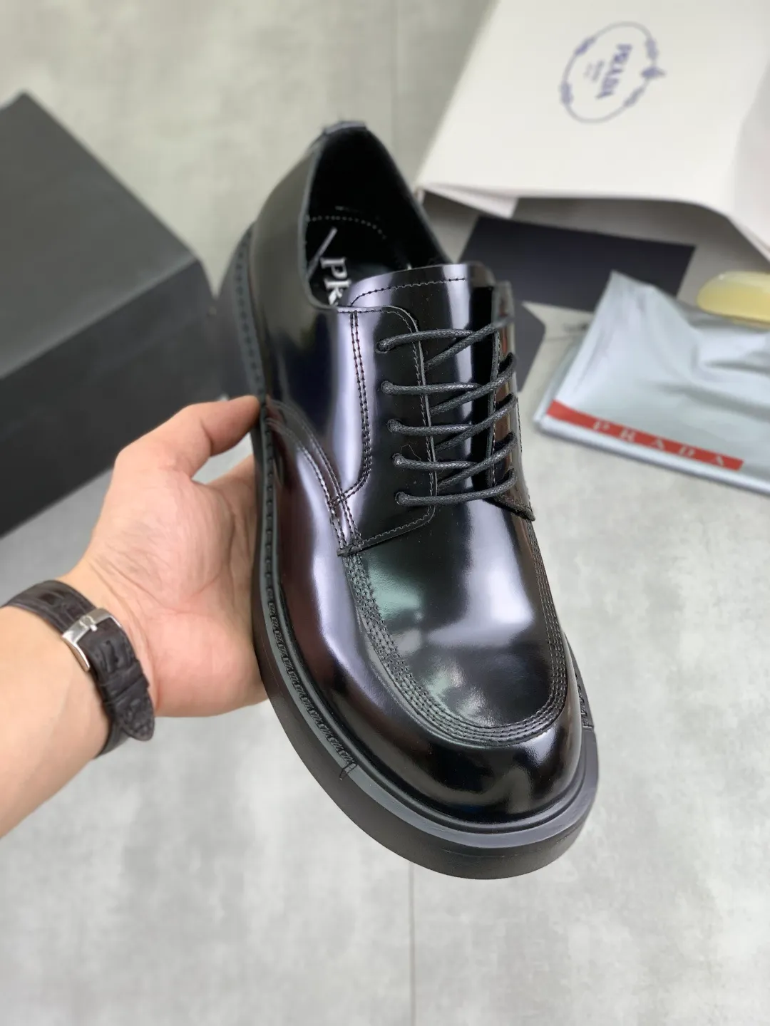 Men's men's shoes 💰P640 New PRADA top version Prada's new casual leather shoes Original purchase, development and production Prada Men's Classic Series Technological breathable fabrics with cowhide Casual sports shoes Casual sports dad shoes combine high-tech breathable materials with cowhide, with P's exclusive button decoration on the side. The outsole is full of P italic design and bright colors to show vitality and continue the brand's design inspiration. Stroll around the city lightly and feel free and comfortable. Delivered in exquisite packaging 🛍📦 ▪️Material: original customized calfskin with breathable material ▪️Inner lining: cowhide lining ➕cowhide feet ▪️Outsole: open-molded TPU foam material ▪️Sole thickness: 3.5CM ▪️Size: Men's 38-45 black, burgundy color optional